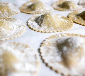 ravioloni in fatti in casa in lavorazione