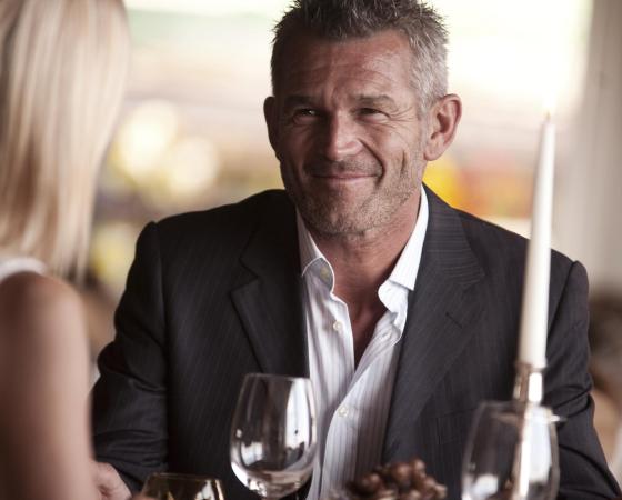 coppia al ristorante del Resort con cena romantica