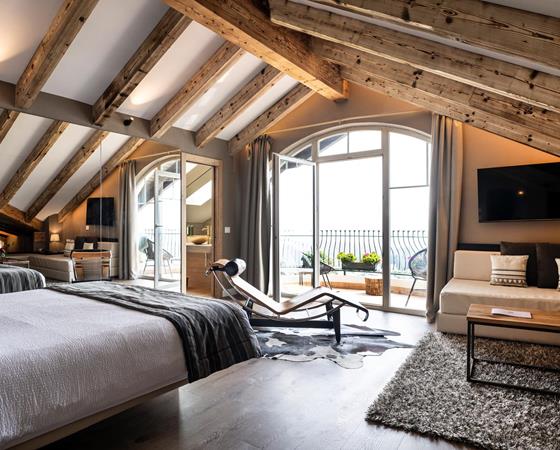 suite in legno con vetrate panoramiche, particolari eleganti e dormuse Le Corbusier