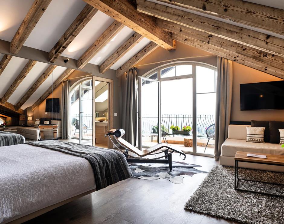 suite in legno con vetrate panoramiche, particolari eleganti e dormuse Le Corbusier