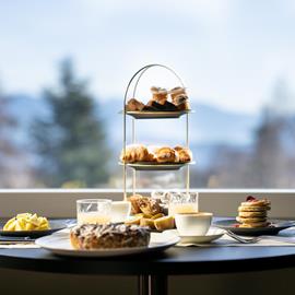 immagine di tavolo con vista sulle montagne, prima colazione con tavola imbandita