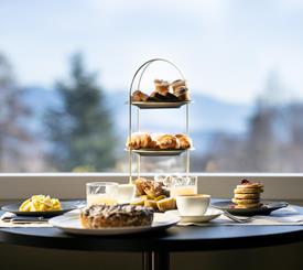 immagine di tavolo con vista sulle montagne, prima colazione con tavola imbandita