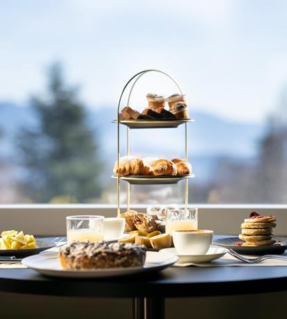 immagine di tavolo con vista sulle montagne, prima colazione con tavola imbandita