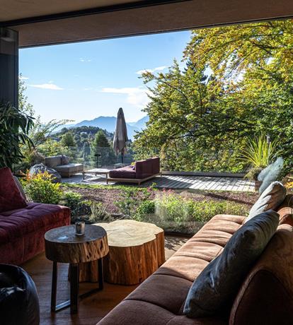 lounge-bar-con-vetrate-sul-giardino-copia