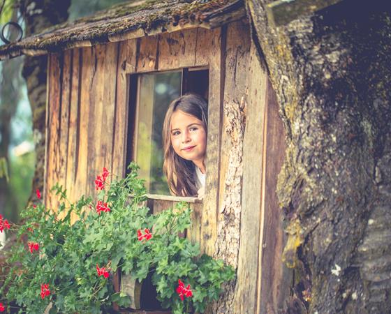 bambini nella casetta sull'albero