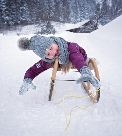 ragazza sulla slitta