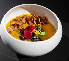 ciotola design con piatto gourmet di zuppa montana autunnale fatta in casa