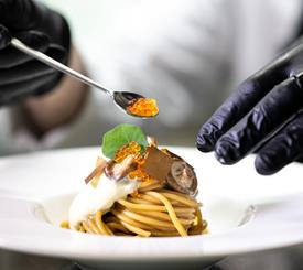 impiattamento dello chef su piatto gourmet