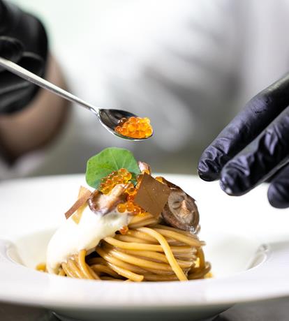 impiattamento dello chef su piatto gourmet