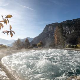 vasca esterna riscaldata con vista sulle montagne