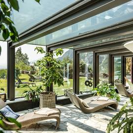 serra con vetrate sul giardino con piante tropicali