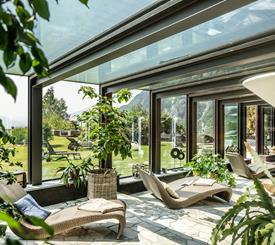 serra con vetrate sul giardino con piante tropicali