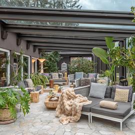 relax in serra con vetrate sul giardino e vista