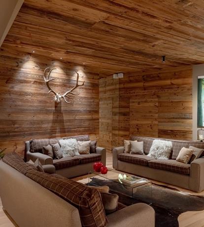 lounge bar particolare interni con legno tipico, quadro moderno , albero di natale, salotto moderno in palette e corna