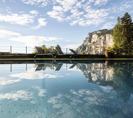 Piscina esterna dello Sport Hotel Panorama , con vista mozzafiato sulle Dolomiti.