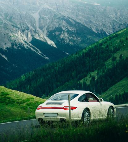 auto di lusso in montagna
