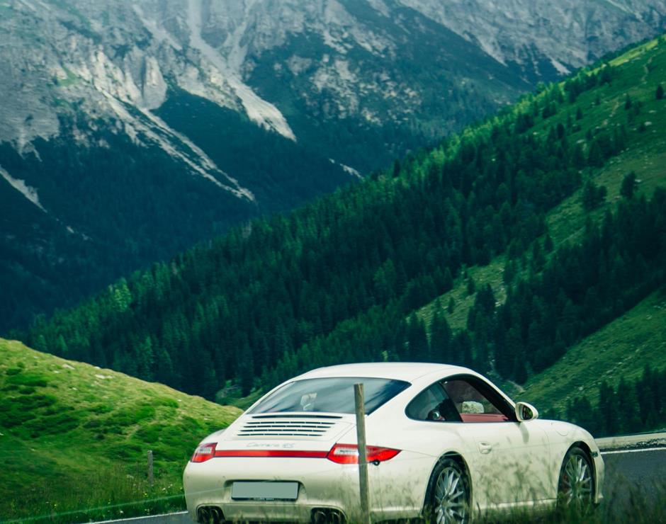 auto di lusso in montagna