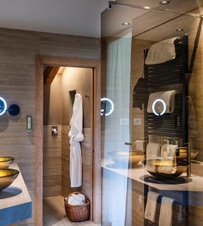 Bagno di design con lavabo in vetro dorato – Sport Hotel Panorama