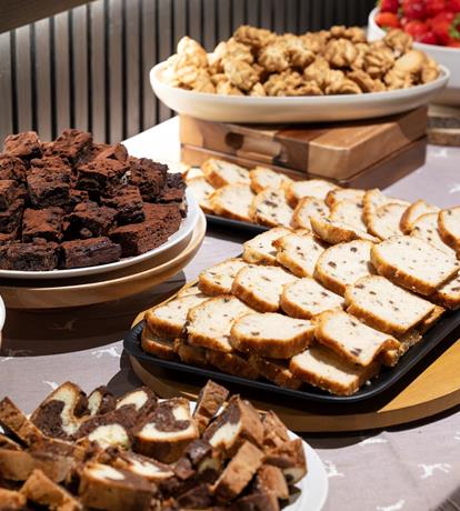 Buffet di dolci fatti in casa allo Sport Hotel Panorama a Fai della Paganella, con specialità artigianali e sapori autentici.