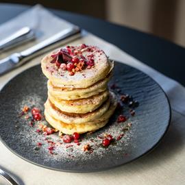 torre di pan cake fatti in casa con colata di succo e lamponi