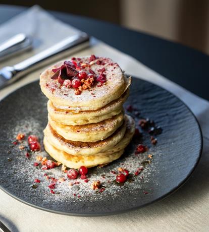 torre di pan cake fatti in casa con colata di succo e lamponi