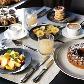 tavolo di prima colazione con frutta pan cake fatti in casa e dolci