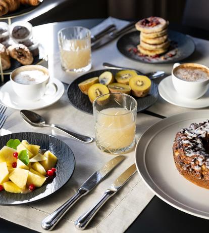tavolo di prima colazione con frutta pan cake fatti in casa e dolci