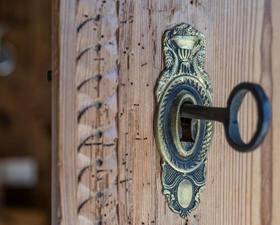 dettaglio + autenticità + stile alpino. Chiave storica in mobile tirolese tipico. dettaglio armonioso.