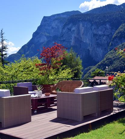 salotto con divani in giardino su rialzo e vista panoramica