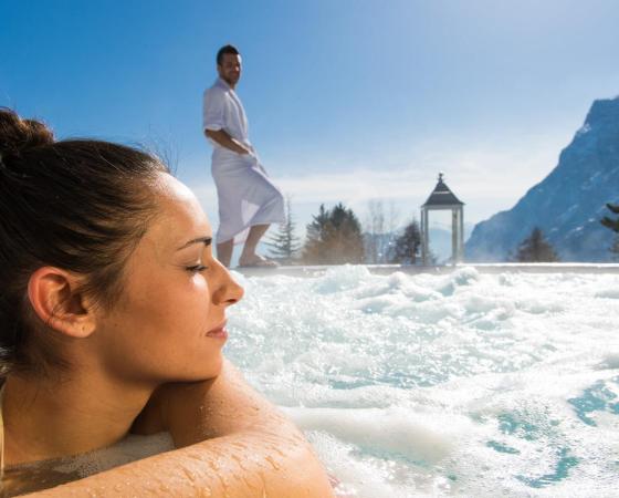 vasca esterna riscaldata con vista sulla Paganella