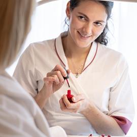 trattamento smalto alle unghie in spa con manicure