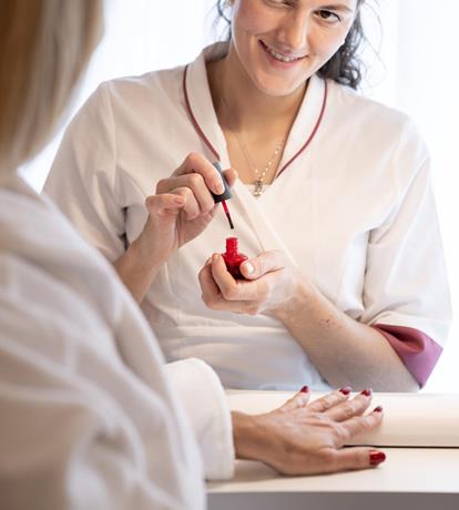 trattamento smalto alle unghie in spa con manicure
