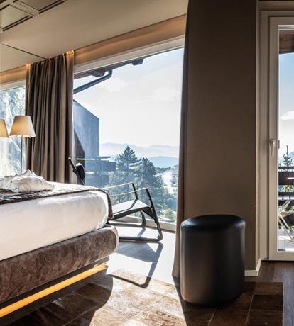 Junior Suite dello Sport Hotel Panorama a Fai della Paganella, con balcone panoramico e atmosfera calda in stile alpino.