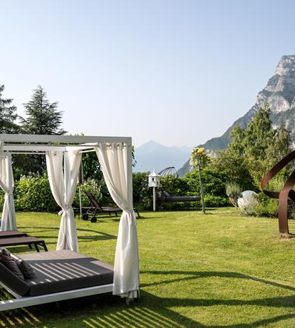 giardino con vista panoramica e day bed