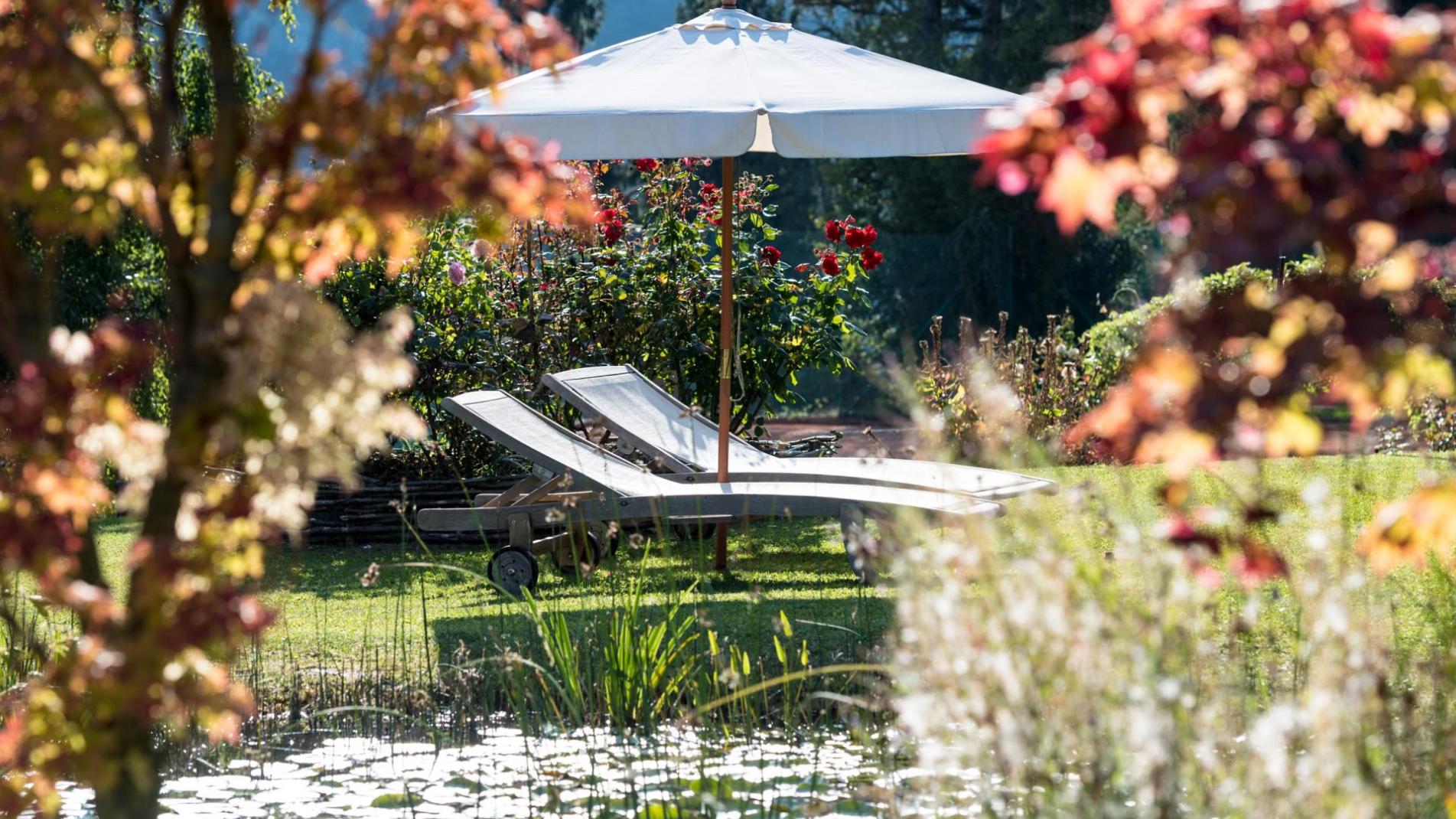 lettini prendi sole, particolare del giardino del Resort