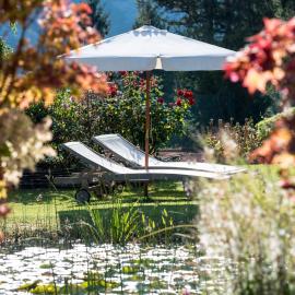 lettini prendi sole, particolare del giardino del Resort