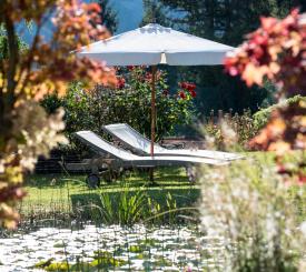 lettini prendi sole, particolare del giardino del Resort