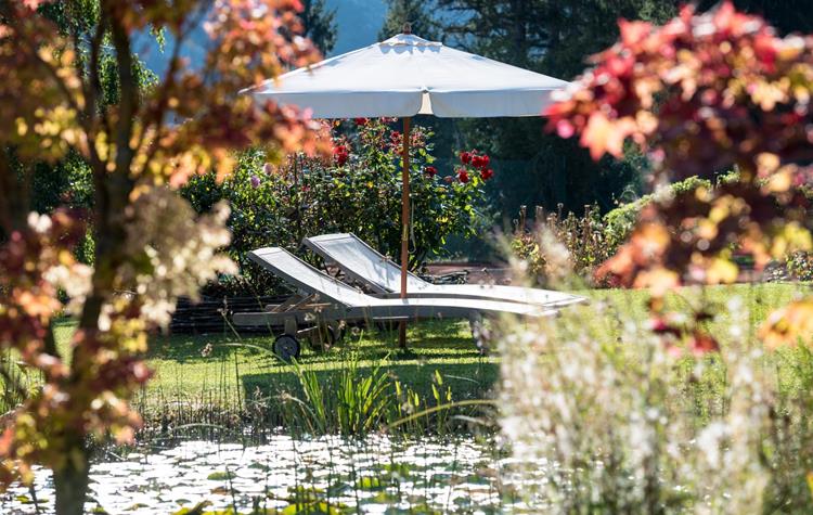 lettini prendi sole, particolare del giardino del Resort