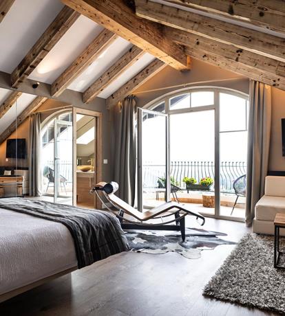 elegante suite con letto sospeso Lago e vista panoramica, particolari montani e raffinati