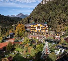 Sport Hotel Panorama a Fai della Paganella, immerso nella natura con vista panoramica sulle Dolomiti e ampi giardini.
