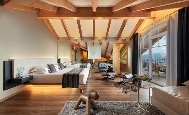 caratterizzata da ampie vetrate e balcone panoramico affacciato sulle Dolomiti del Brenta. Ambienti luminosi, arredi di design e zona relax dedicata creano un’atmosfera elegante e accogliente, ideale per soggiorni romantic