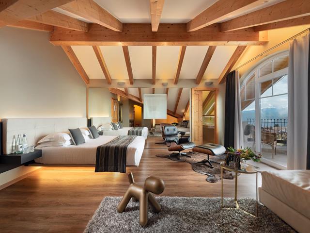 caratterizzata da ampie vetrate e balcone panoramico affacciato sulle Dolomiti del Brenta. Ambienti luminosi, arredi di design e zona relax dedicata creano un’atmosfera elegante e accogliente, ideale per soggiorni romantic