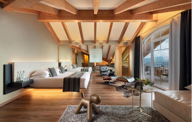 caratterizzata da ampie vetrate e balcone panoramico affacciato sulle Dolomiti del Brenta. Ambienti luminosi, arredi di design e zona relax dedicata creano un’atmosfera elegante e accogliente, ideale per soggiorni romantic