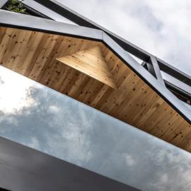 dettaglio architettonico di copertura in legno con struttura moderna e linee contemporanee