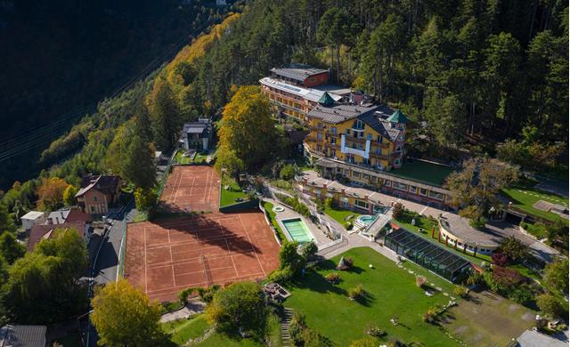 veduta resost con giardino e tennis e piscina