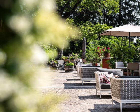 Terrazza panoramica e giardino estivo – Hotel Panorama Fai della Paganella, salotti  outdor atmosferaAmpia terrazza panoramica