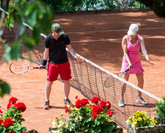 giocando a tennis Panorama resort Paganella