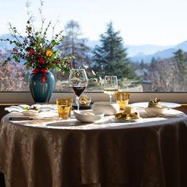 tavolo del ristorante in fronte a vetrata e vista sulle montagne