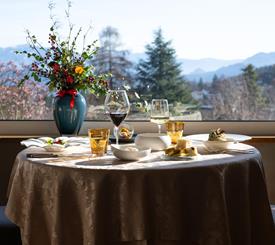tavolo del ristorante in fronte a vetrata e vista sulle montagne