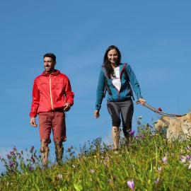coppia con cane in passeggiata